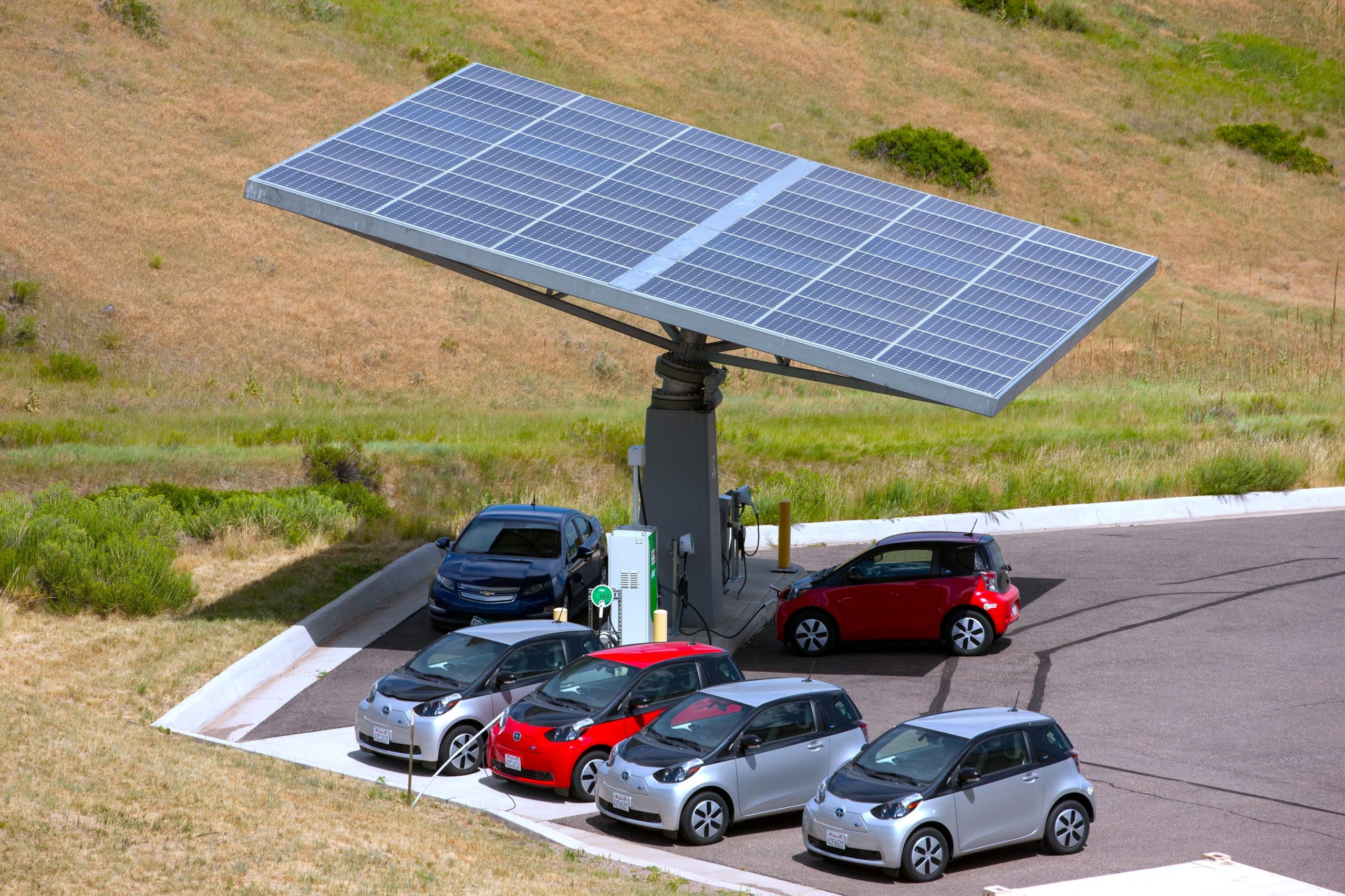 PER LA PRIMA VOLTA UNA NAZIONE HA PIÙ AUTO ELETTRICHE CHE A BENZINA